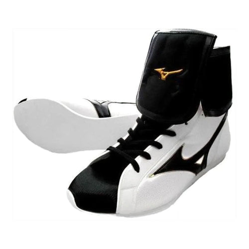 Mizuno Finisher Low boxing shoes in white with black toe cap and gold logo